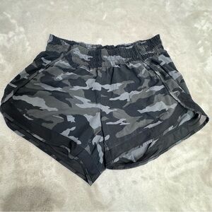 Athleta printed Mesh Racer Run 4" Shorts size small